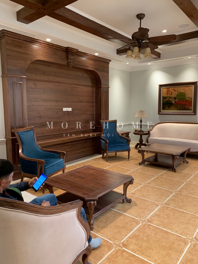 sống của bạn.
Ghế sofa có khung gỗ óc chó, bọc nệm tân cổ điển, kiểu dáng bắt mắt, cao cấp, cung cấp sự thoải mái và tăng thêm vẻ đẹp cho không gian sống của bạn.