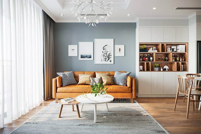 Ghế sofa bọc da với gam màu nâu tây là những điểm nhấn ấn tượng cho phòng khách.